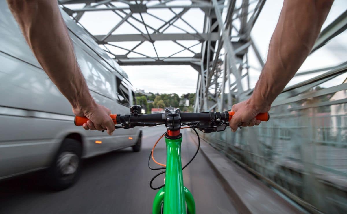 La Dgt Subraya C Mo Se Adelanta A Un Ciclista Con L Nea Continua