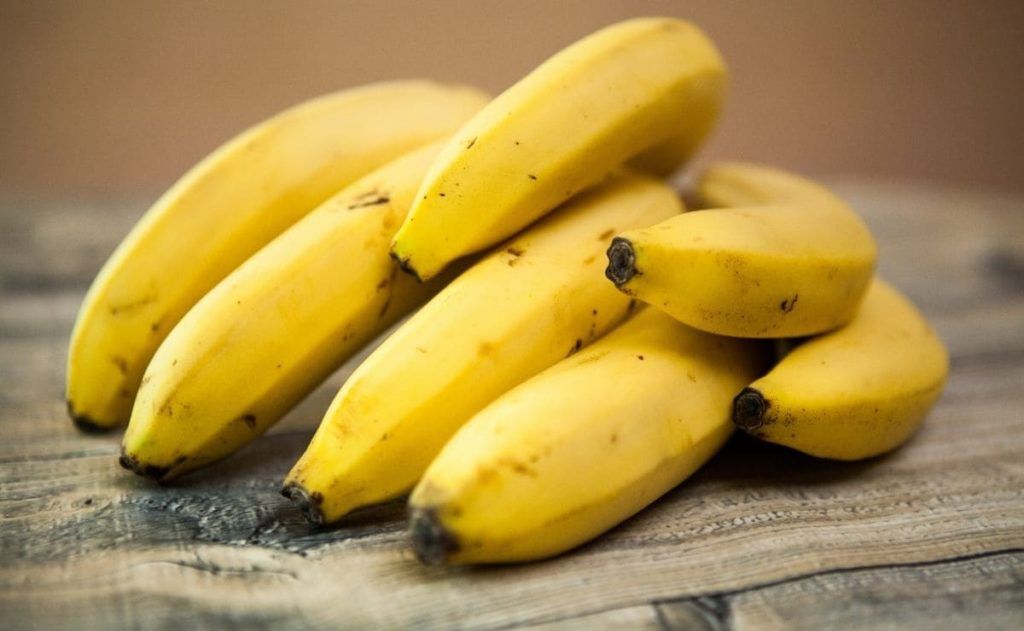 What happens to our organism if we eat bananas on an empty stomach?