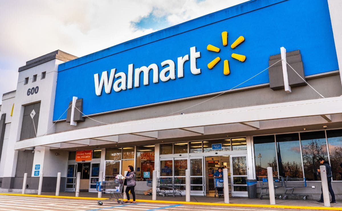 Walmart is offering new jobs with high salaries - Sundry Photography - stock.adobe.com