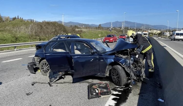 Un bombero en un accidente de tráfico en Coín