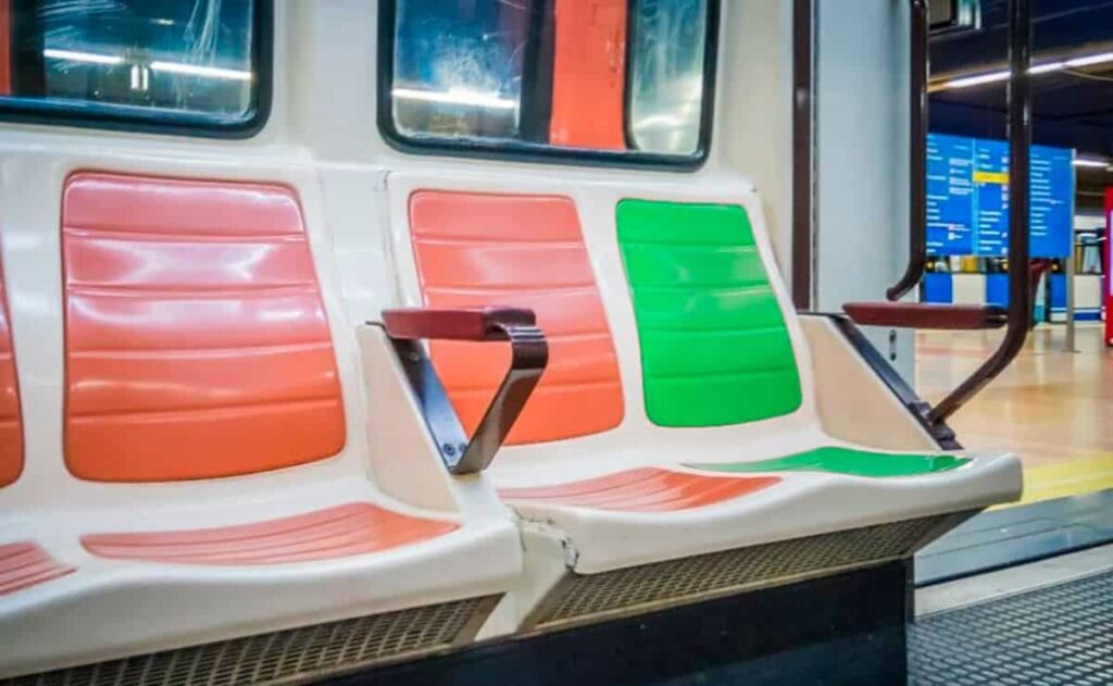 Asiento para personas con movilidad reducida metro de Madrid