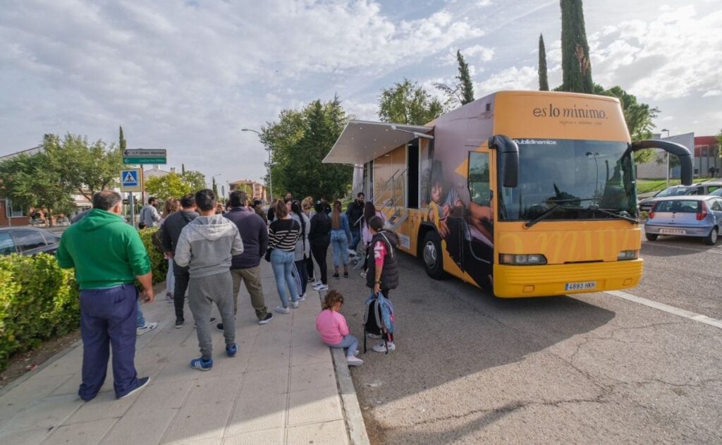 Autobús del Ingreso Mínimo Vital sobre la Seguridad Social./ Foto de Canva