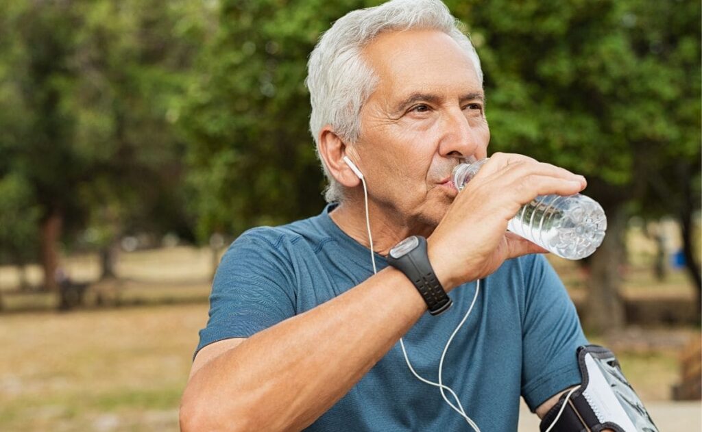 Cantidad de agua que debemos beber al día, según la OCU