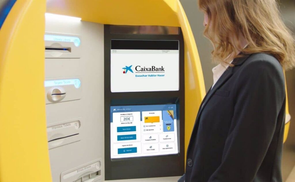 Comisión de CaixaBank cajero automático./ Foto de Canva