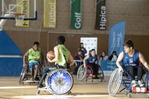 Equipos jugando partido de baloncesto en silla