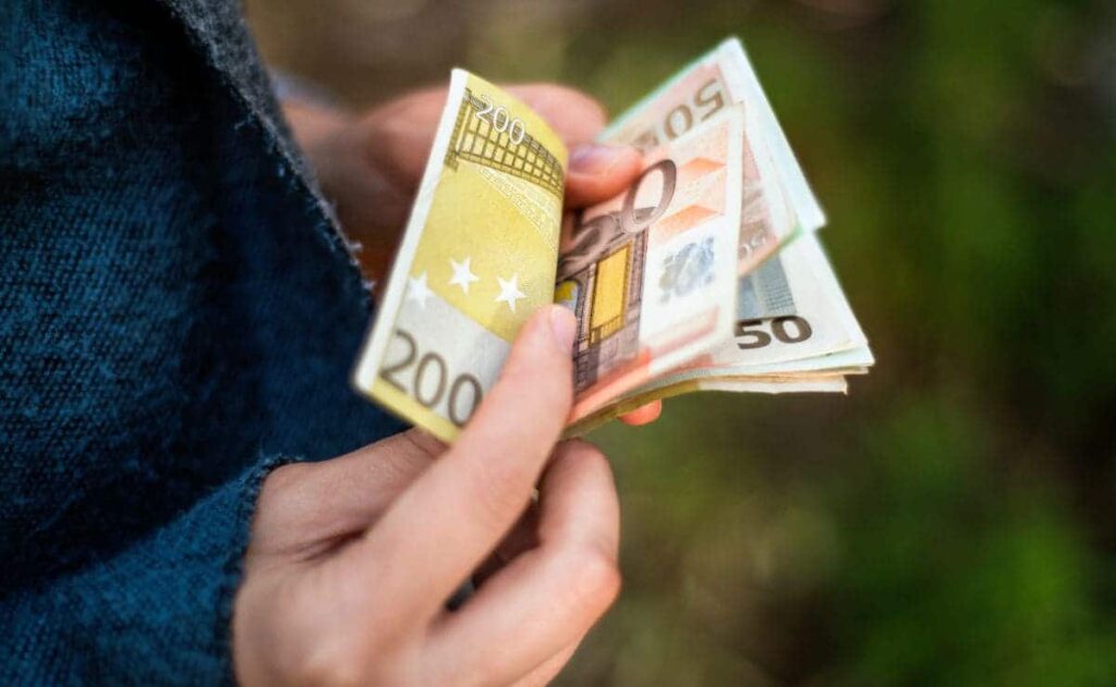 Modificar la solicitud del cheque de 200 euros./ Foto de Canva