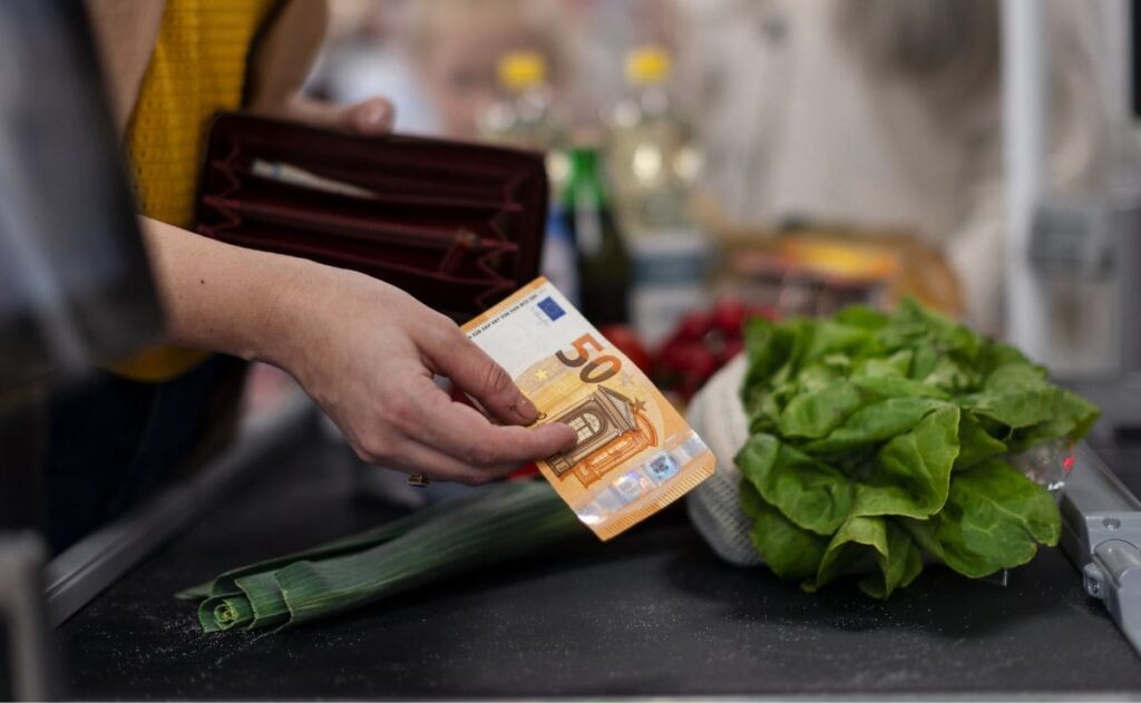 Cheque ayuda de 90 euros para alimentos./ Licencia Adobe Stock