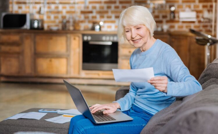 Cheque para pensionistas en España./ Licencia Adobe Stock