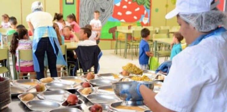 Comedor escolar durante la hora de la comida