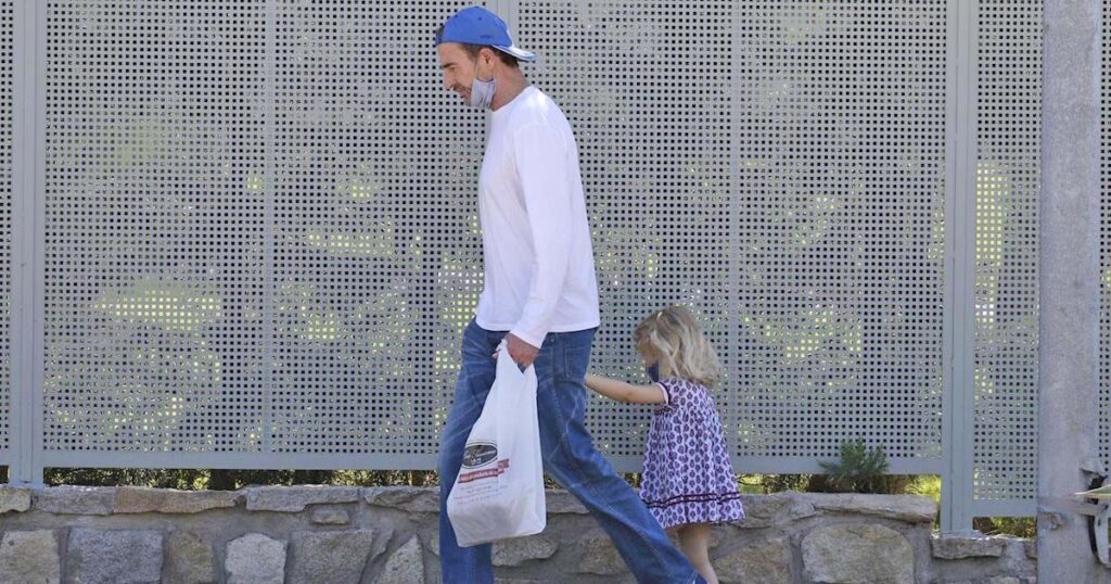 Conde Lequio de paseo junto a su hija