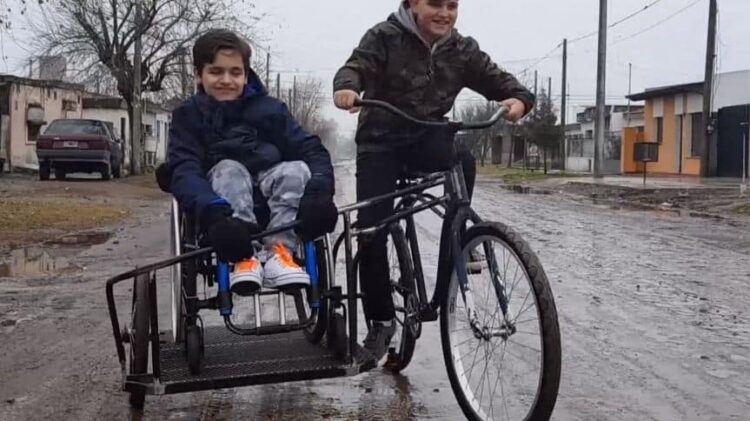 Ambos primos en la bicicleta y sidecar