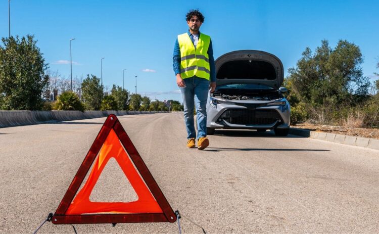 Triángulo de emergencia de la DGT./ Licencia Adobe Stock