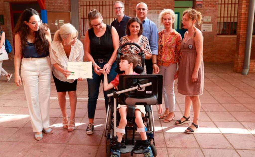 El pequeño Daniel Borchardt junto a su familia y profesores en el centro