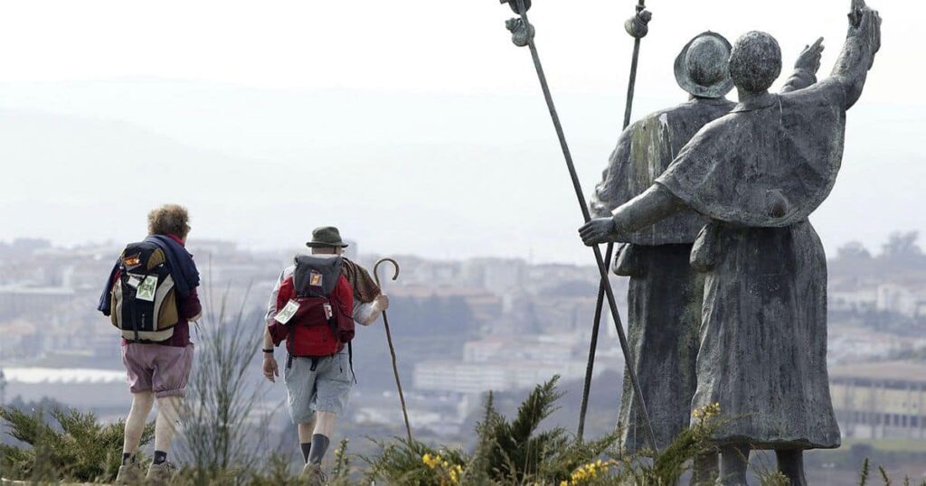 Dos personas haciendo el Camino De Santiago