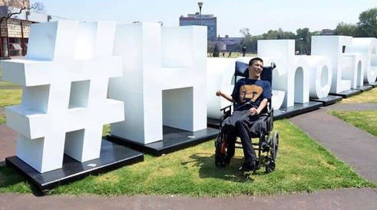 Joven con parálisis cerebral en un jardín