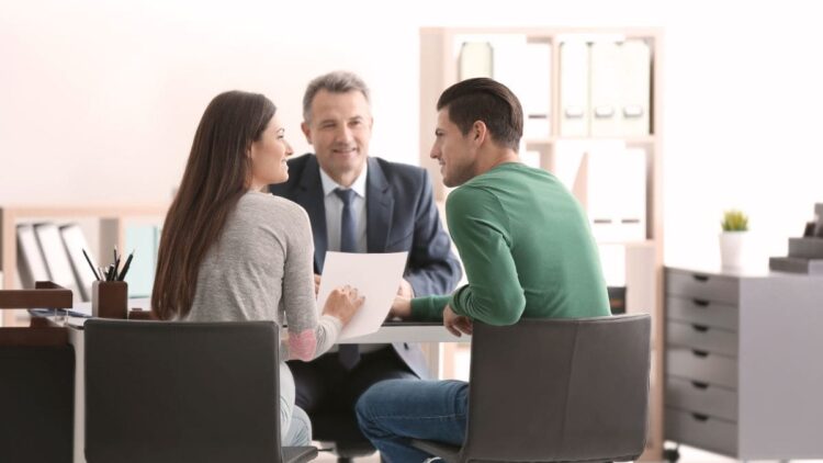 El notario es quien dará validez a la escritura de tu vivienda