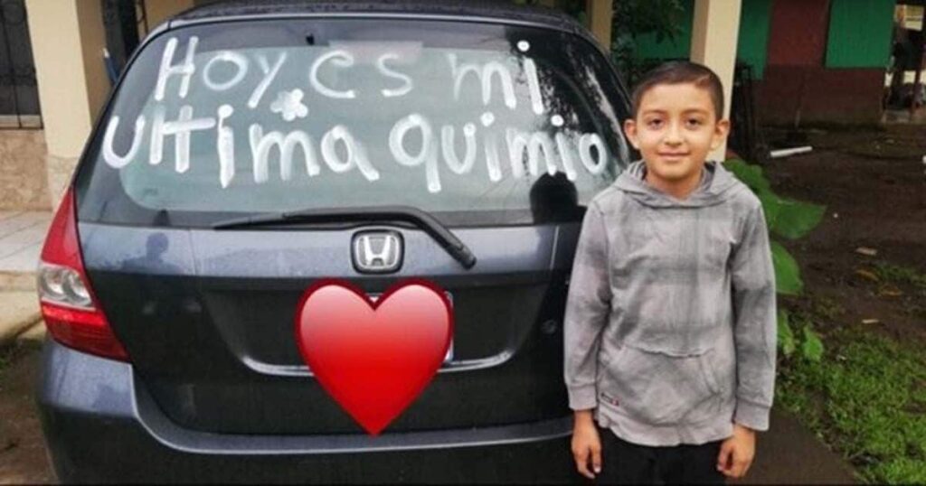 El pequeño Josafat junto al mensaje "Hoy es mi última quimio"