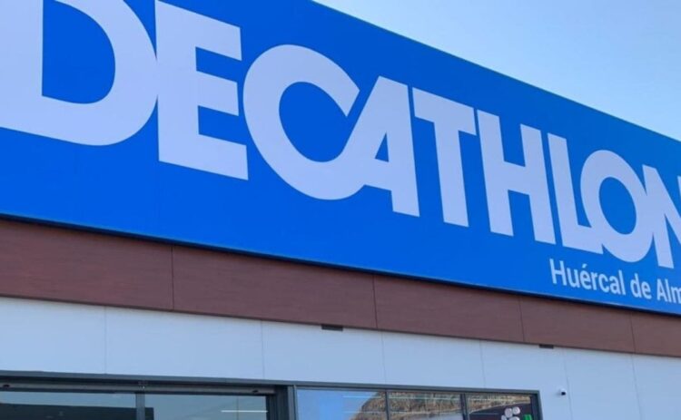 En las tiendas Decathlon puedes encontrar esta camiseta para salir a correr