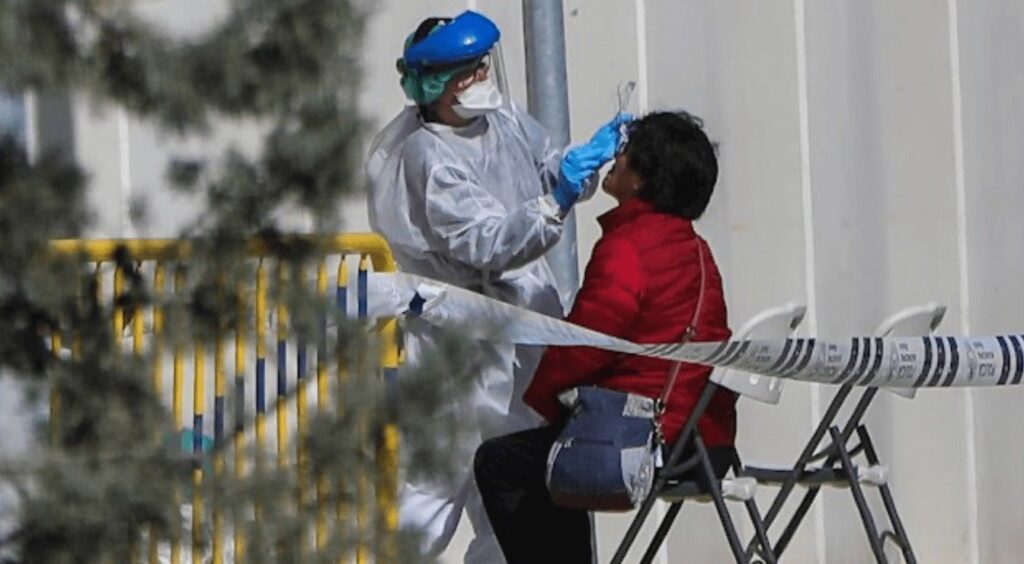 Enfermera atendiendo a una persona con coronavirus