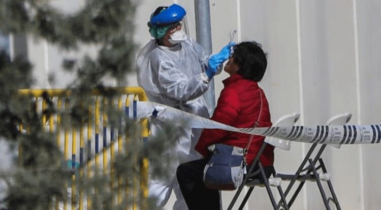 Enfermera atendiendo a una persona con coronavirus