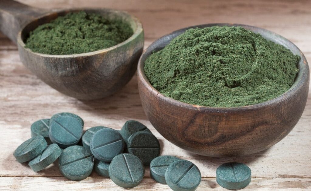 Espirulina en polvo y pastillas