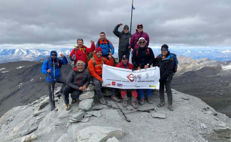 Montañeros ciegos en la cumbre de Grande Sassière