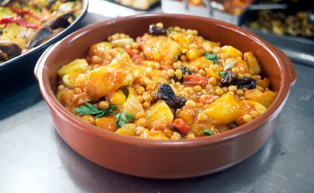 Garbanzos con bacalao, rico en proteínas