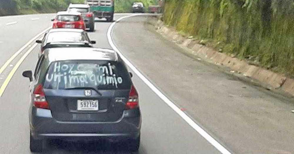 Mensaje "Hoy es mi última quimio" en el coche