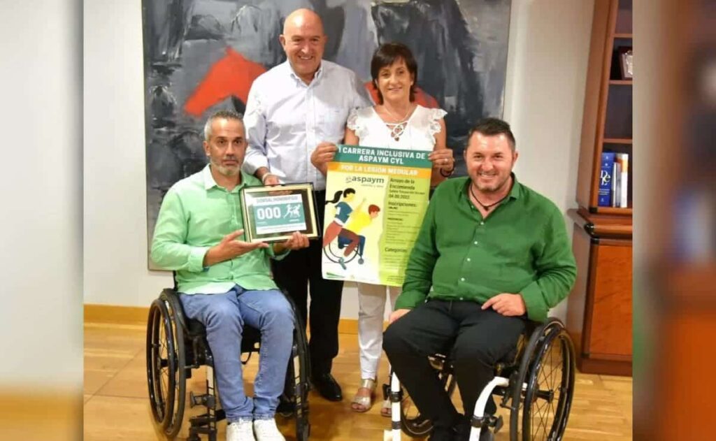 El consejero de la Presidencia recibe de Aspaym un Dorsal Honorífico para la I Carrera Inclusiva por la Lesión Medular