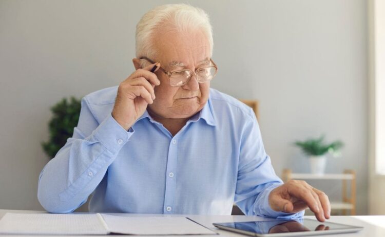 Pensionista consulta como le afecta la nueva reforma de las pensiones