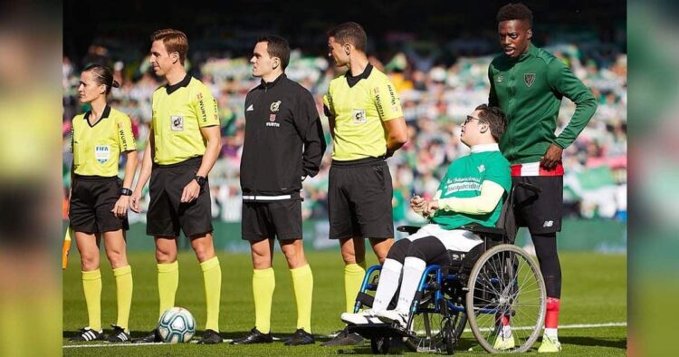 Iñaki Williams junto a joven con discapacidad