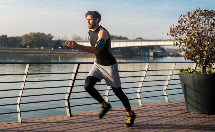 Un joven haciendo deporte para bajar los triglicéridos