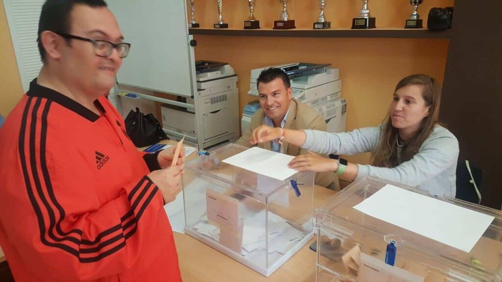 Usuario de Aspanies votando