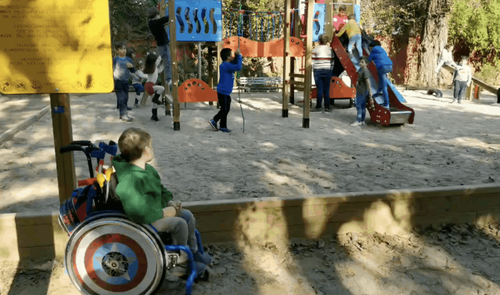 Kiran en un parque infantil inaccesible