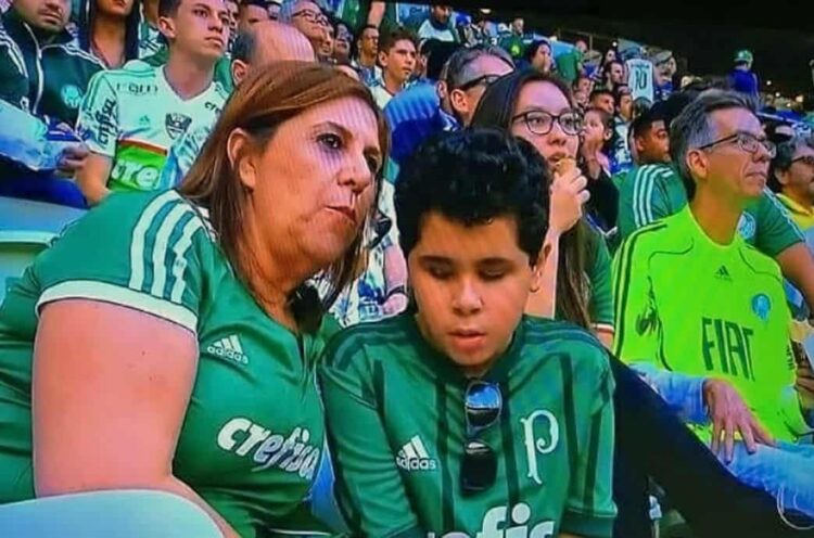 Madre relatando a su hijo el partido