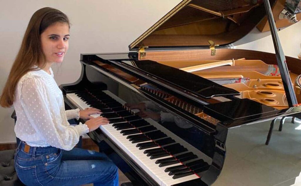 Laura Diepstraten junto a su piano