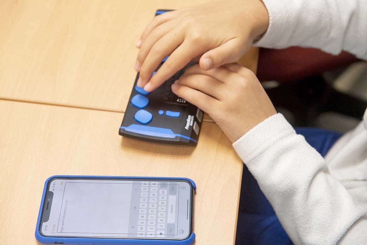 Carrefour financia la adquisición de 28 líneas braille a favor de la infancia con sordoceguera