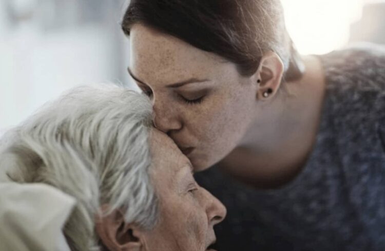 Hija dándole un beso a su madre