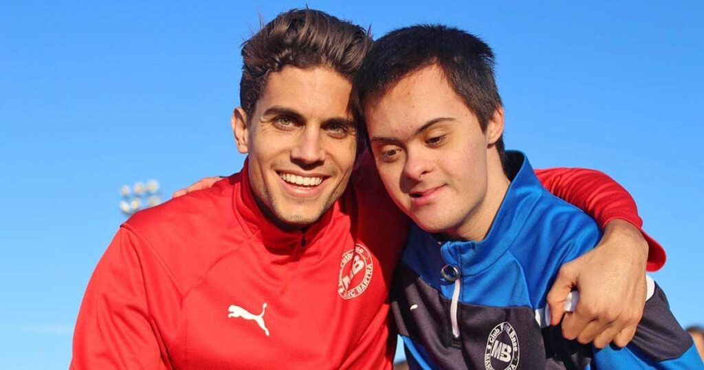 Marc Bartra con un jugador de su equipo inclusivo