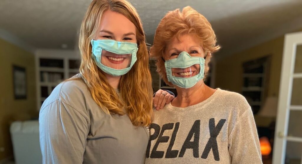 Mascarillas Ashley Lawrence junto a su madre