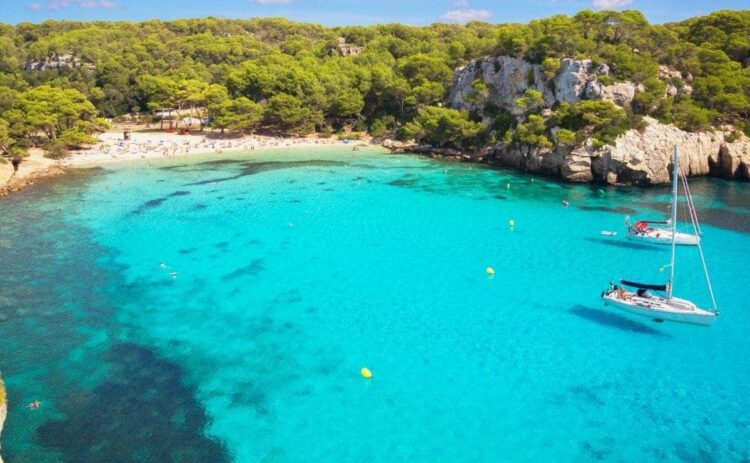 Cala de Menorca con el agua cristalina, uno de los grandes atractivos de la isla