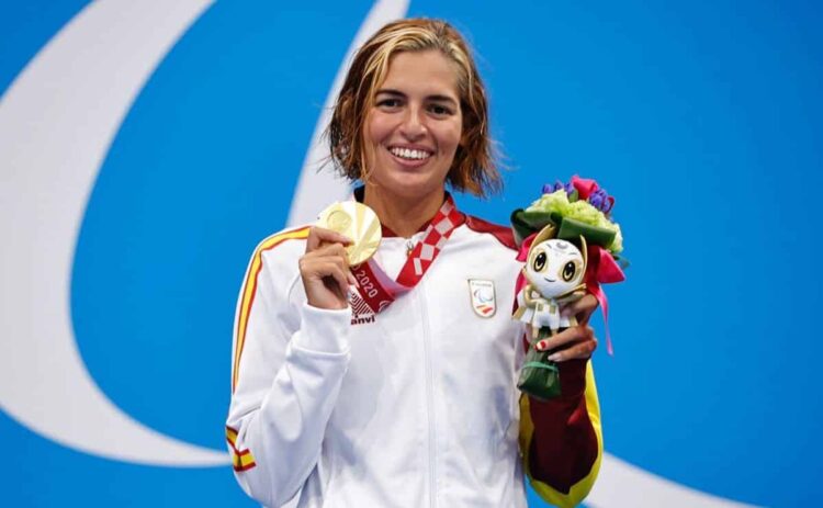 Michelle Alonso, deportista paralímpica y con discapacidad, en el momento de recibir la medalla de Oro en los Juegos Paralímpicos de Tokio 2020