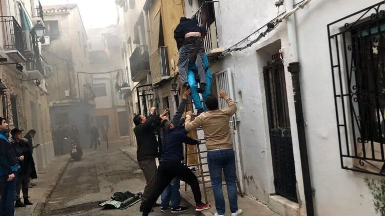 Bajando al hombre por la fachada