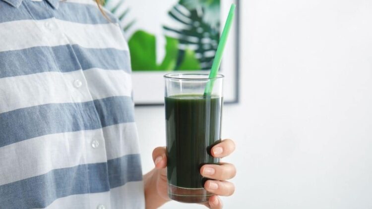 Una persona tomando espirulina