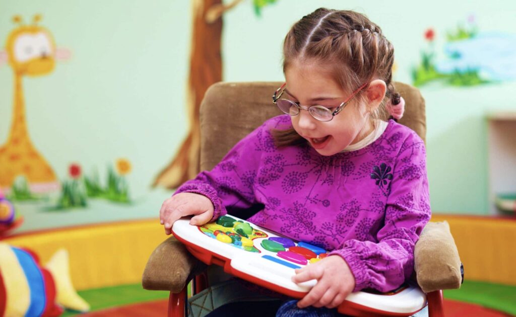 Niña con parálisis cerebral en clases