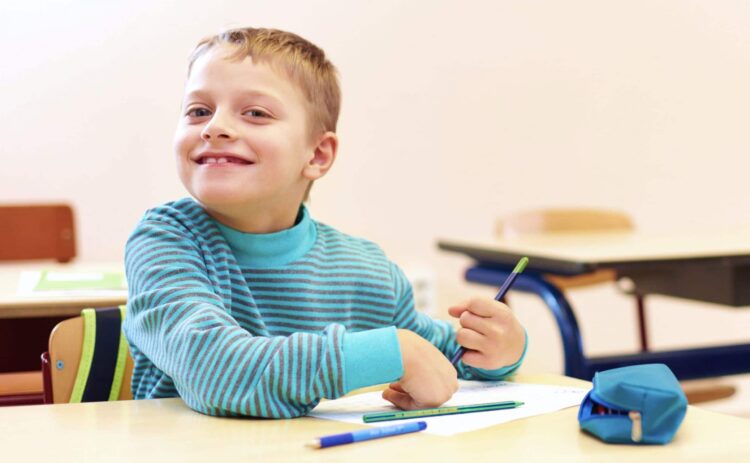 Niño en clases