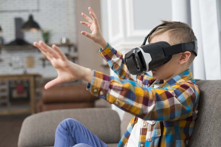 Niño con gafas de realidad virtual creado por freepik - www.freepik.es