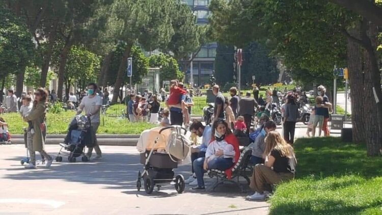 Niños jugando en el primer día de salida tras el confinamiento