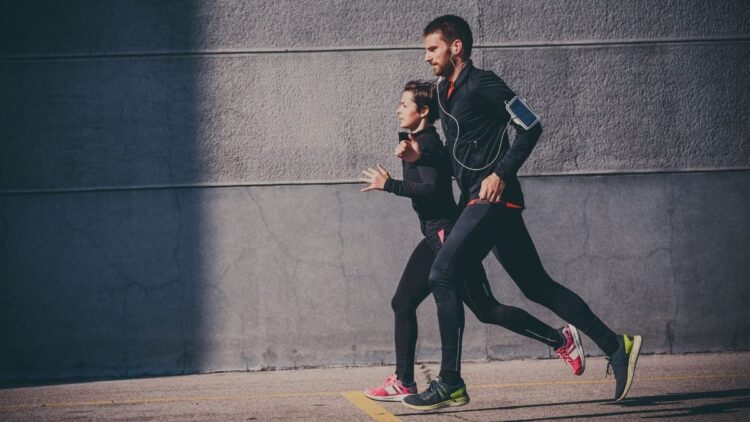 Pareja corriendo para perder peso