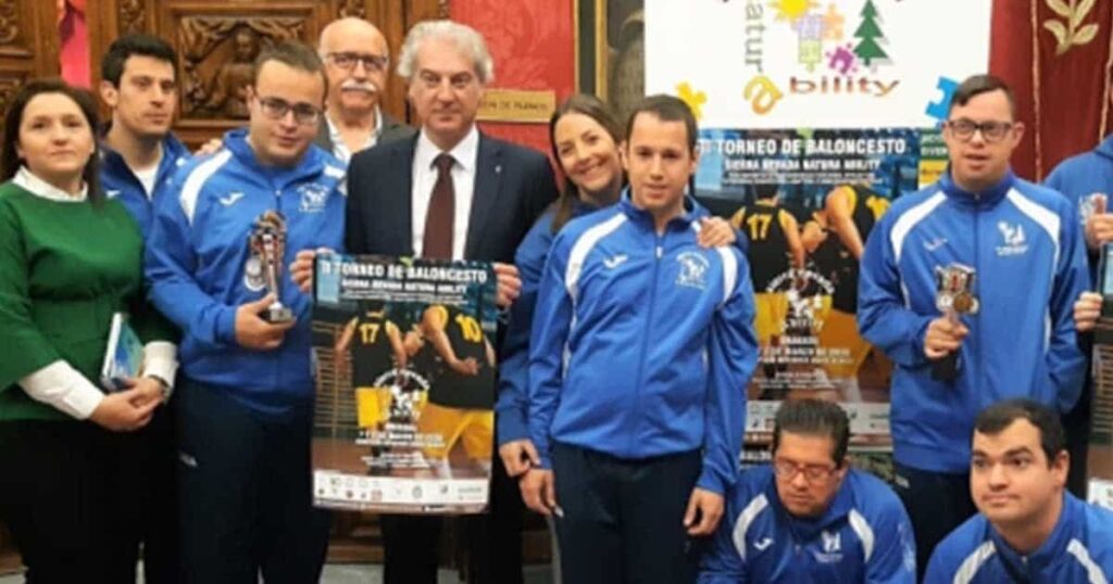 Jugadores durante la presentación del torneo de baloncesto en Granada.